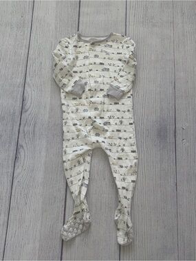 Magentic Me Gray & Cream Farm themed Footed One-Piece Sleeper Size 9-12 months